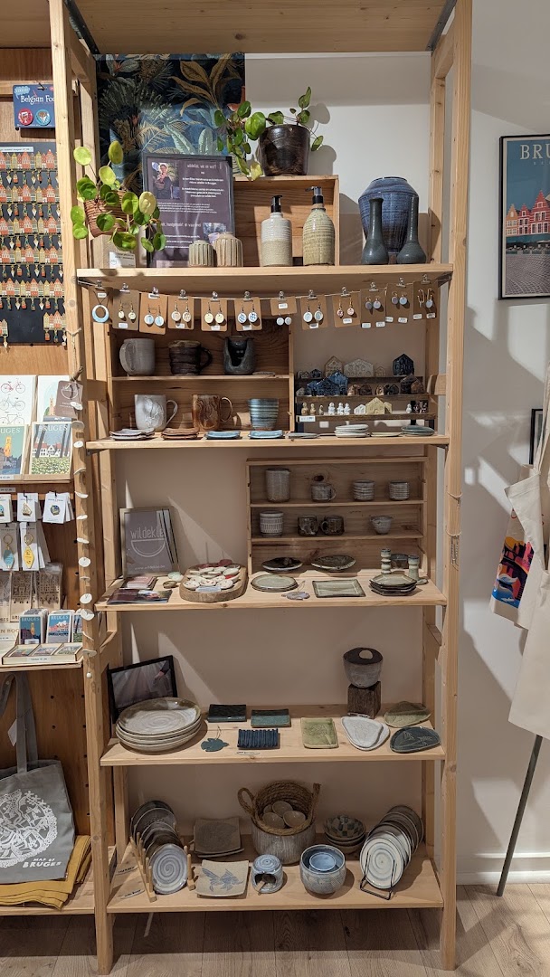 Boutique Ensemble: clear display of shop products