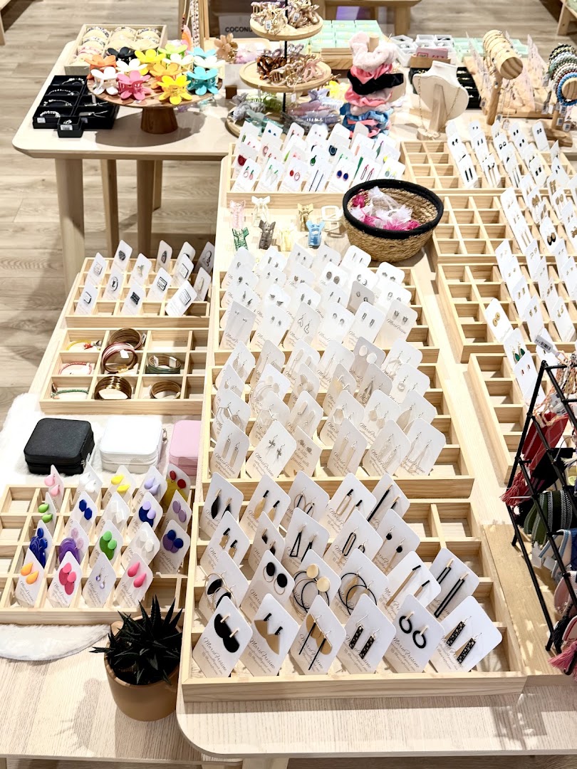 Boutique Ensemble: clear display of shop products