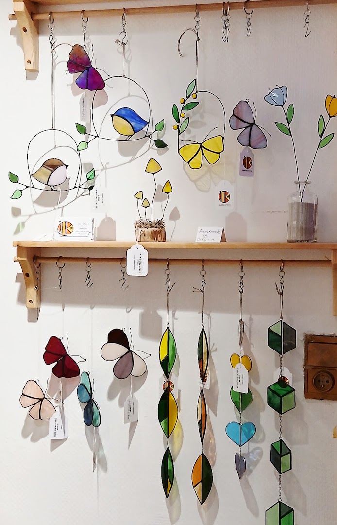 Boutique Ensemble: clear display of shop products