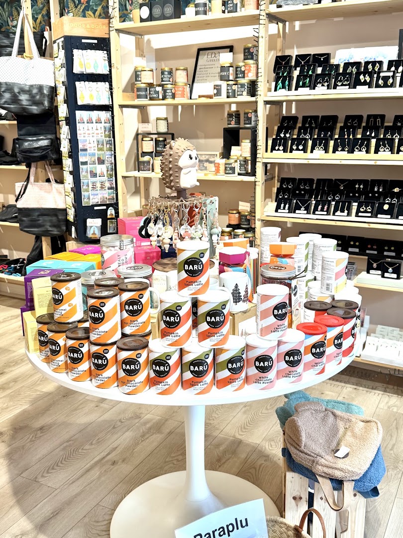 Boutique Ensemble: clear display of shop products