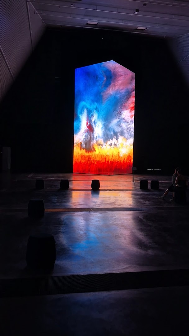 BRUSK: atmospheric exhibition space well