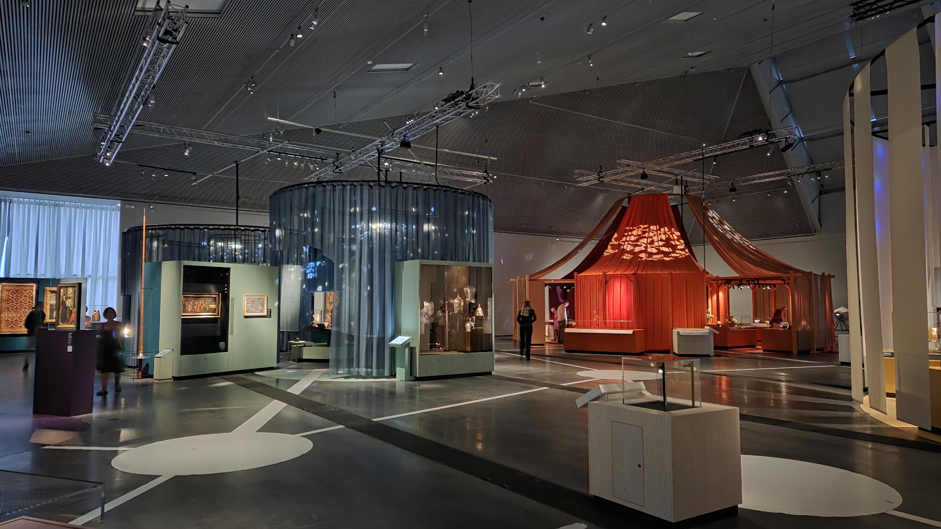 BRUSK: clear view of gallery exhibition