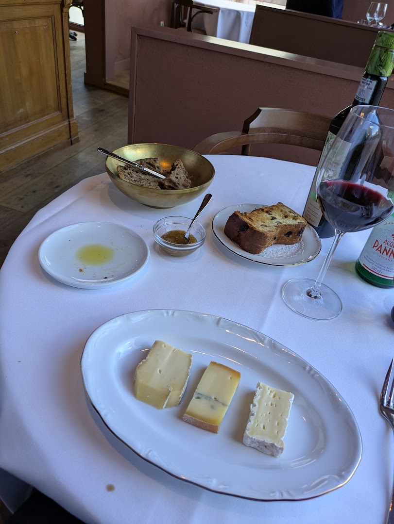 Freddy's by Kok au Vin: appetizing food and wine presentation