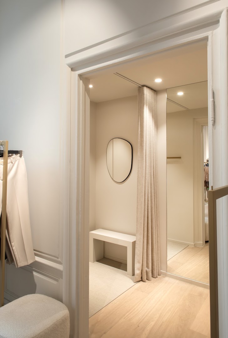 Marie Méro: clean professional shop interior photo