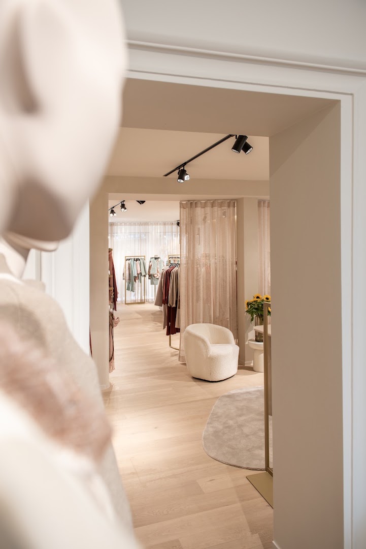 Marie Méro: professional interior shop photography