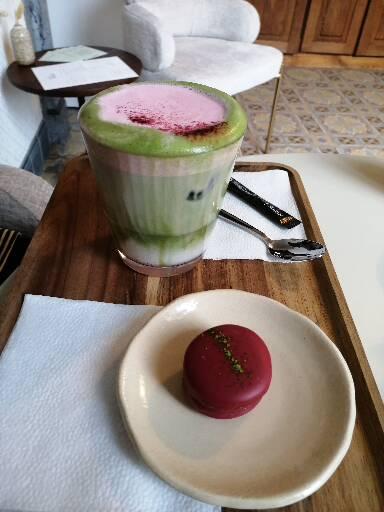 Café Vela: appetizing photo of drink and pastry