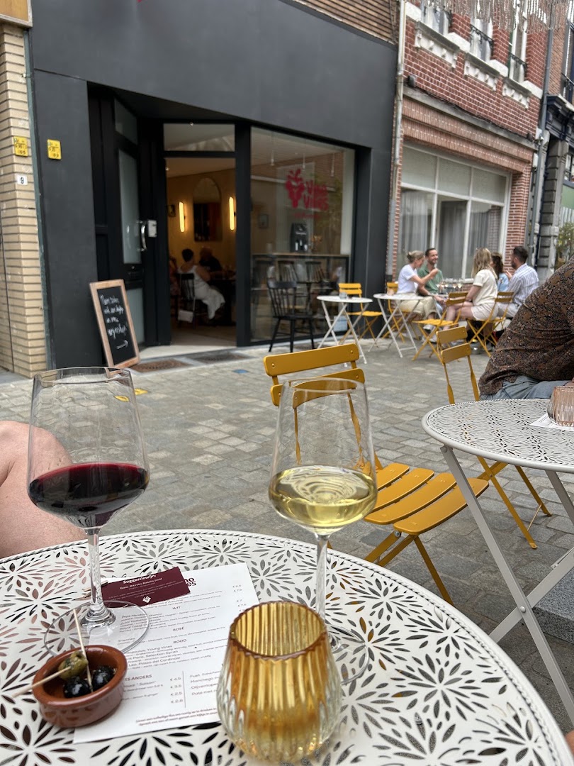 VinoVibes: inviting atmosphere and clear view