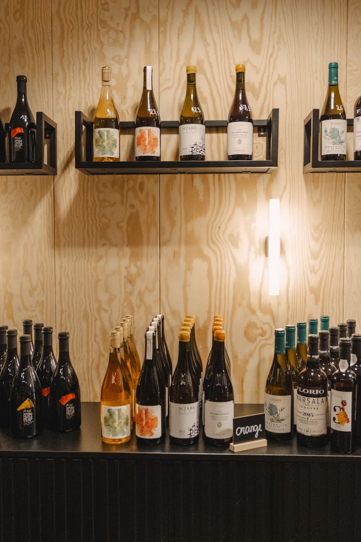 VinoVibes: professional display of wine selection