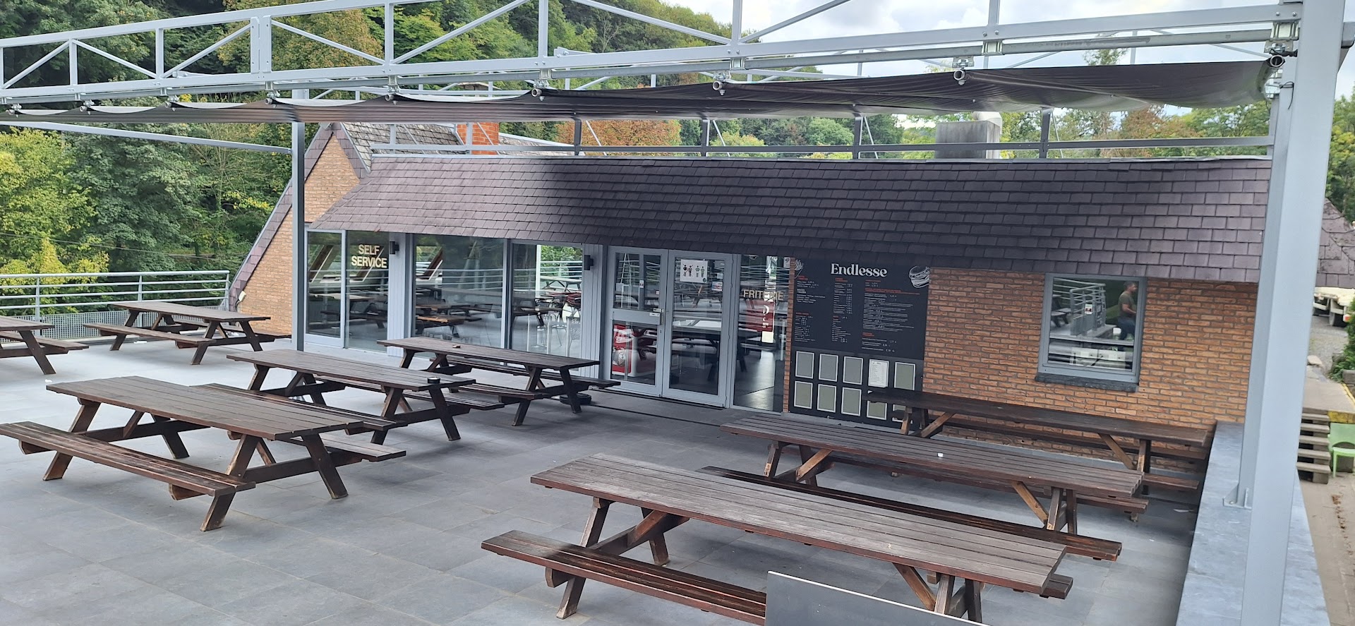 La Phine Frite: clear photo of restaurant terrace
