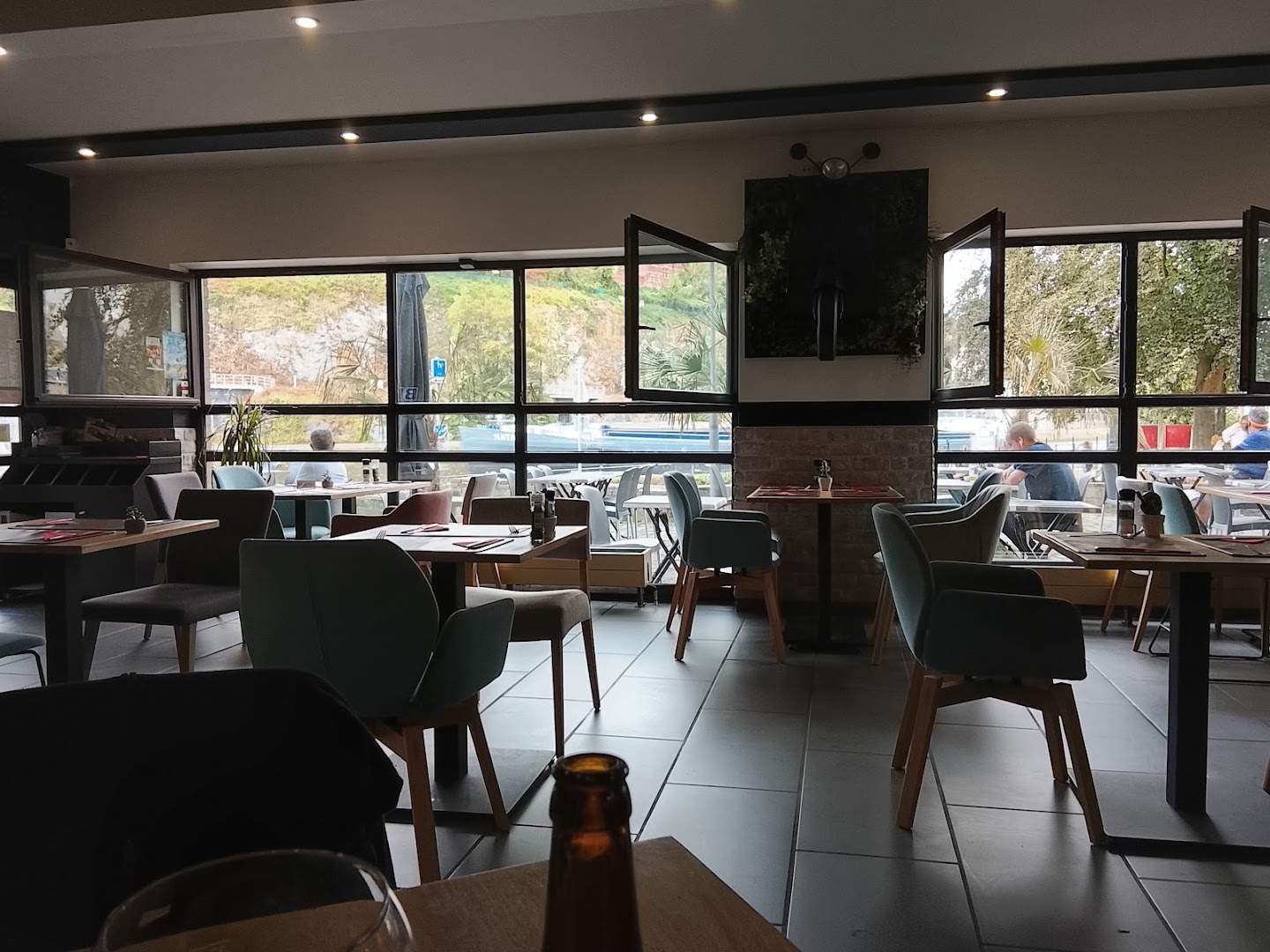 Les Brasseurs: clear, inviting restaurant interior shot