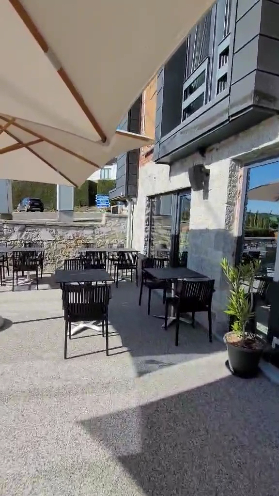 Anodin: clear photo of restaurant terrace
