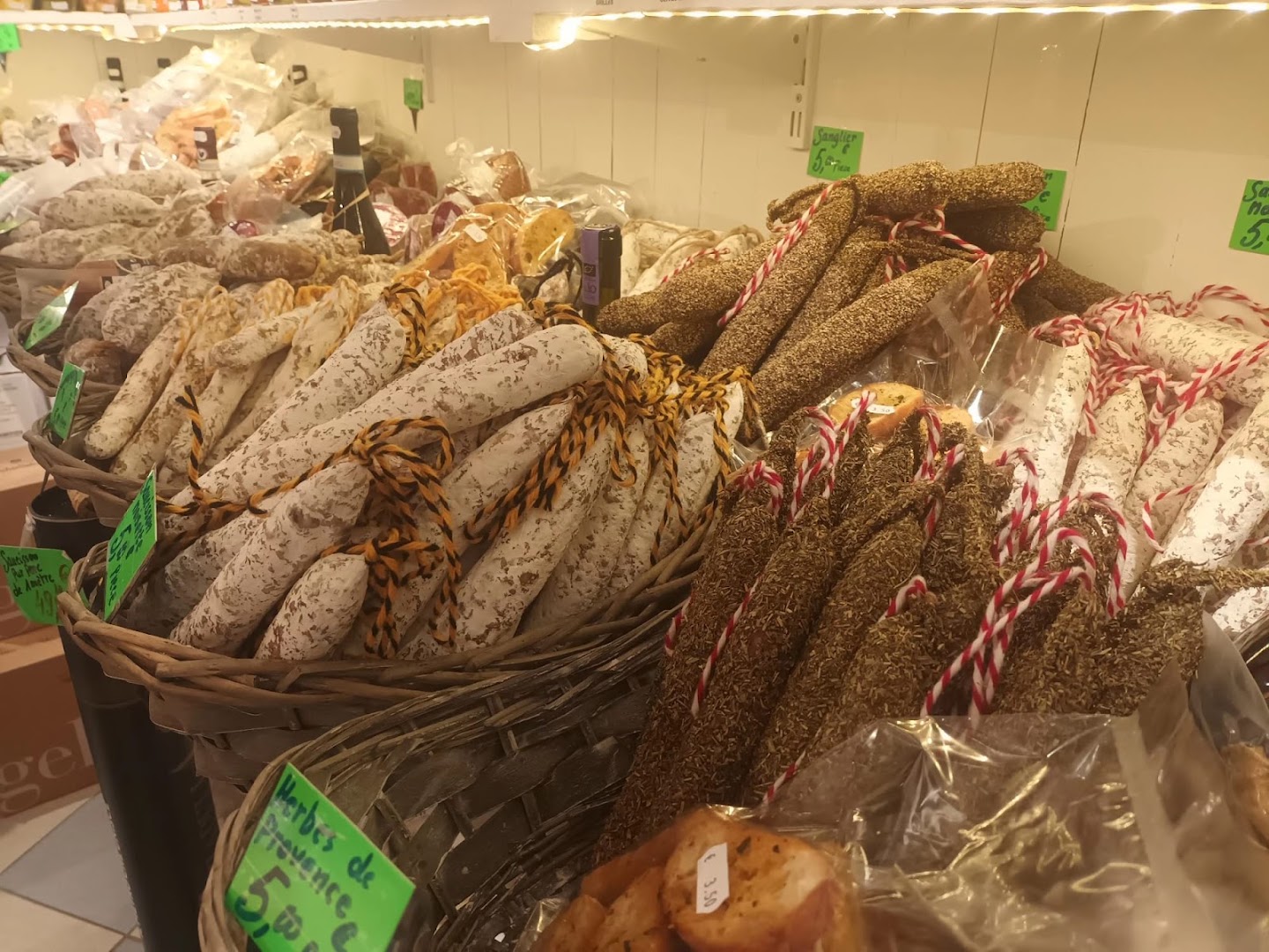Filippo Paoletti: clear display of shop products