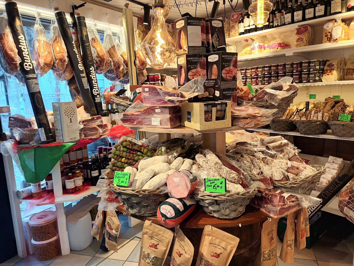 Filippo Paoletti: clear display of shop products