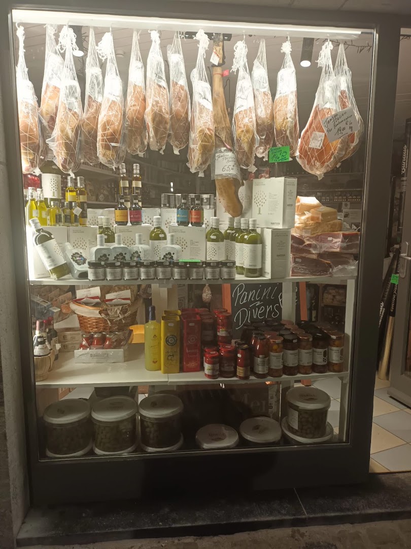 Filippo Paoletti: clear display of shop products