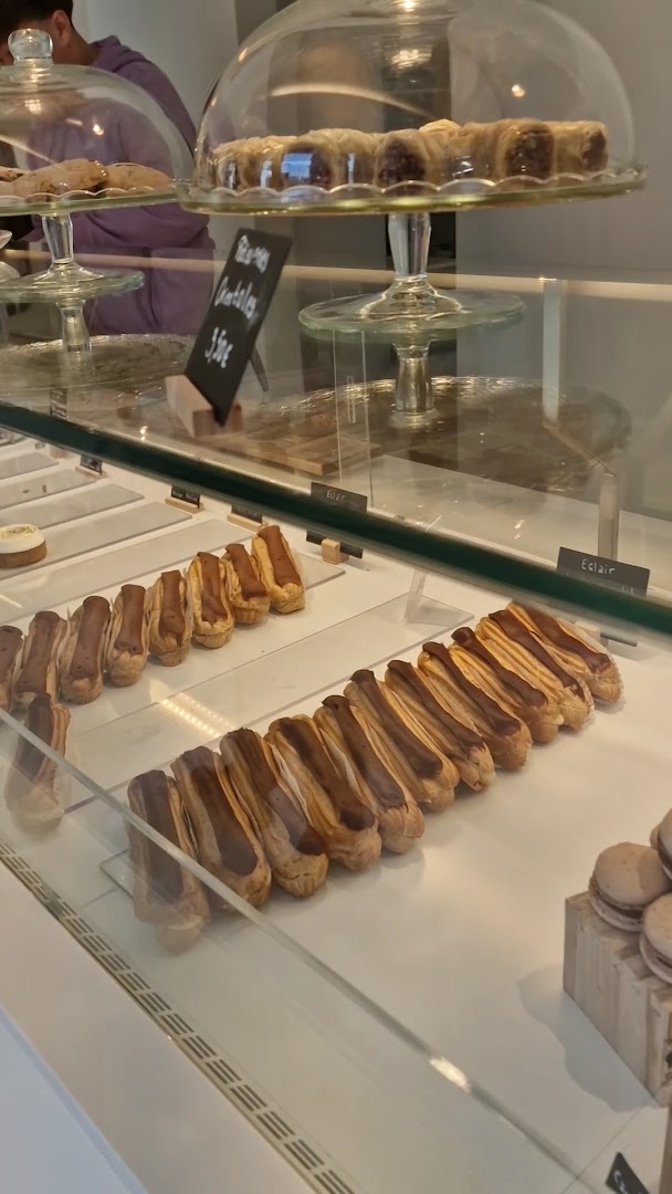 Leyla Pâtisserie Fine: appetizing display of fresh pastries