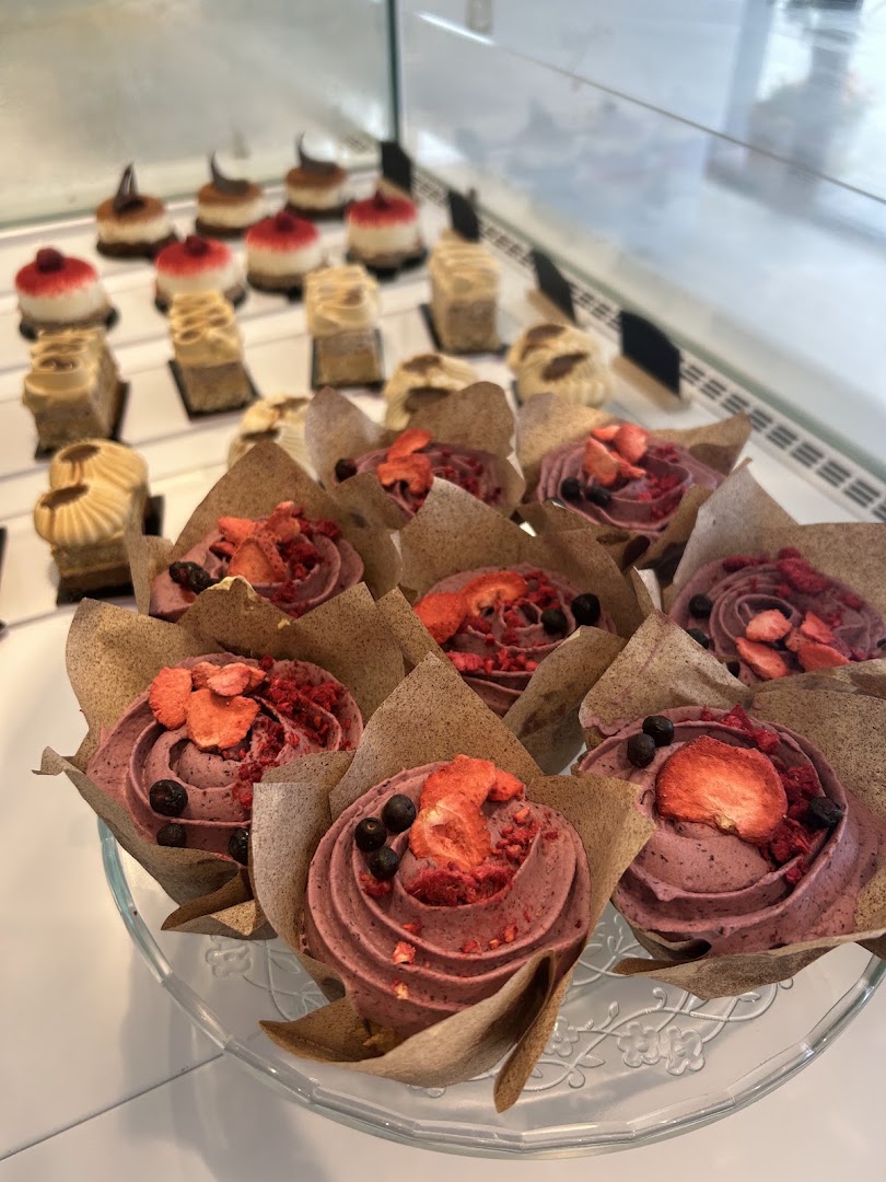 Leyla Pâtisserie Fine: appetizing display of fresh pastries