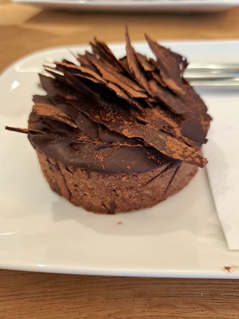 Leyla Pâtisserie Fine: appetizing photo of pastry product