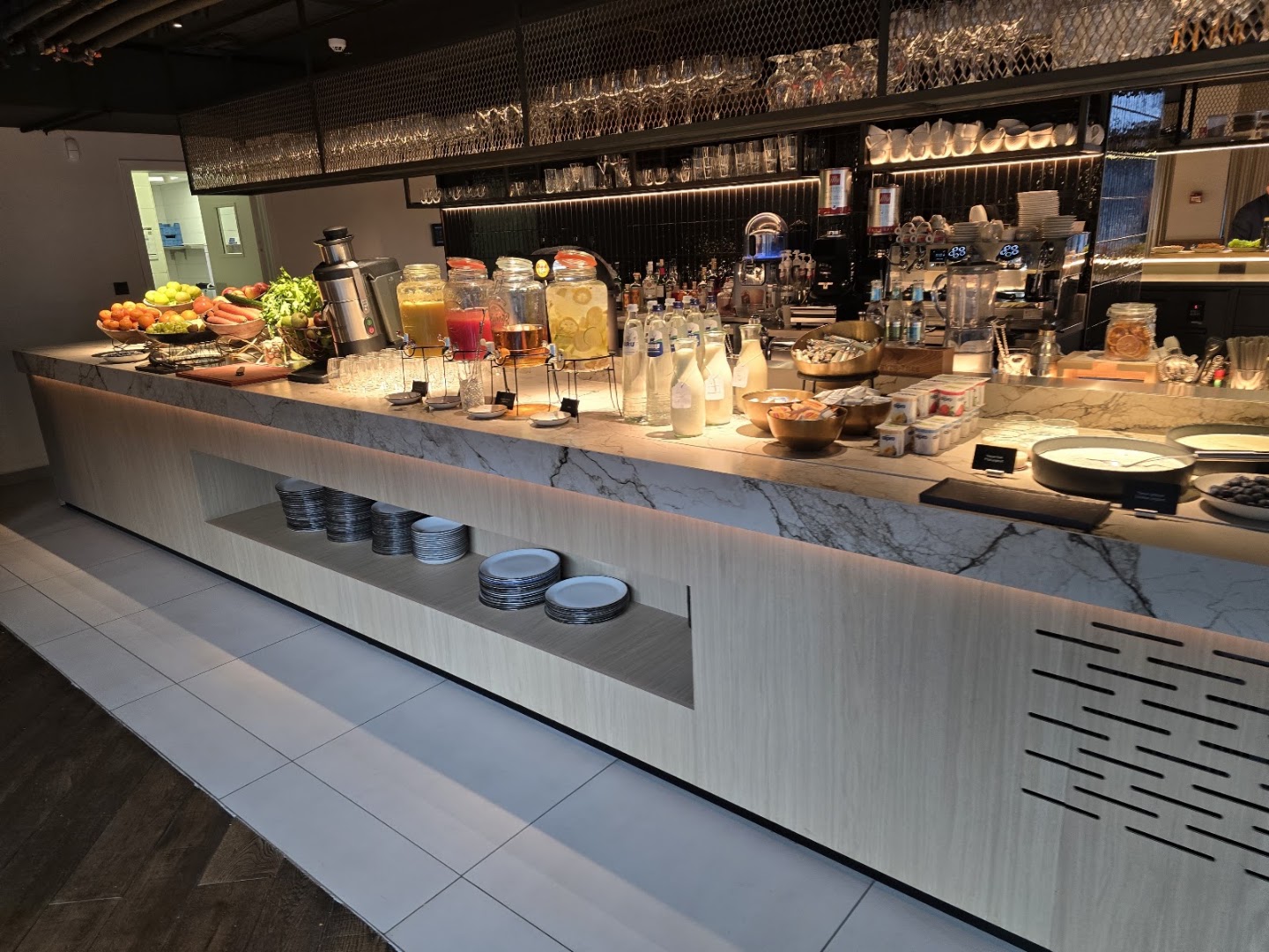 L'Orangerie: appealing breakfast buffet display