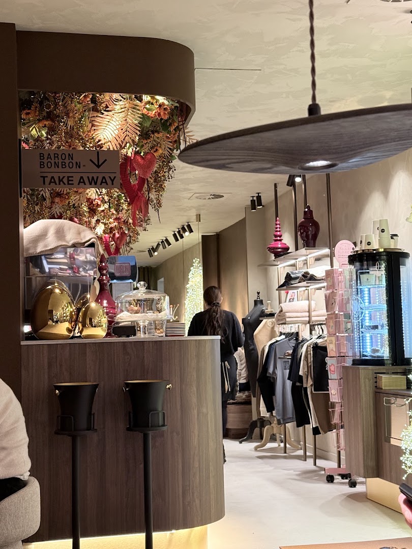Baron Bonbon: inviting and professional interior shot