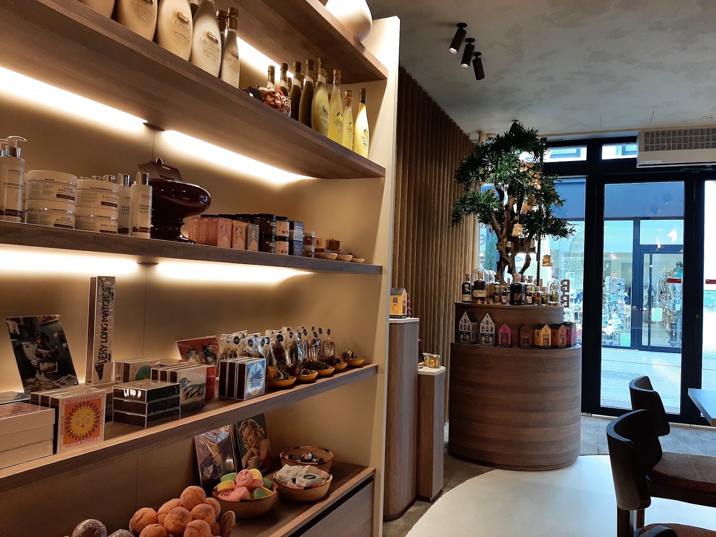 Baron Bonbon: attractive interior and product display