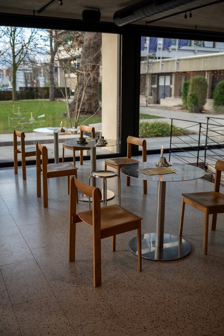 Brousse Table by Elien: inviting and professional interior shot