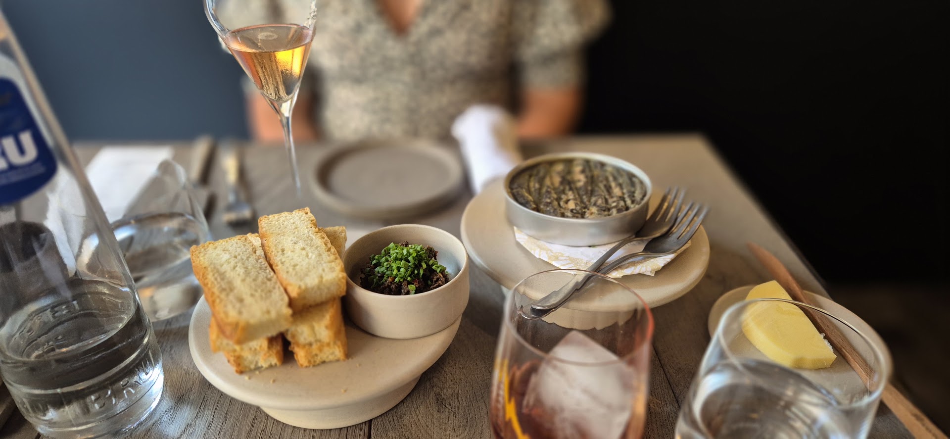 Bruur: appetizing food and drink presentation
