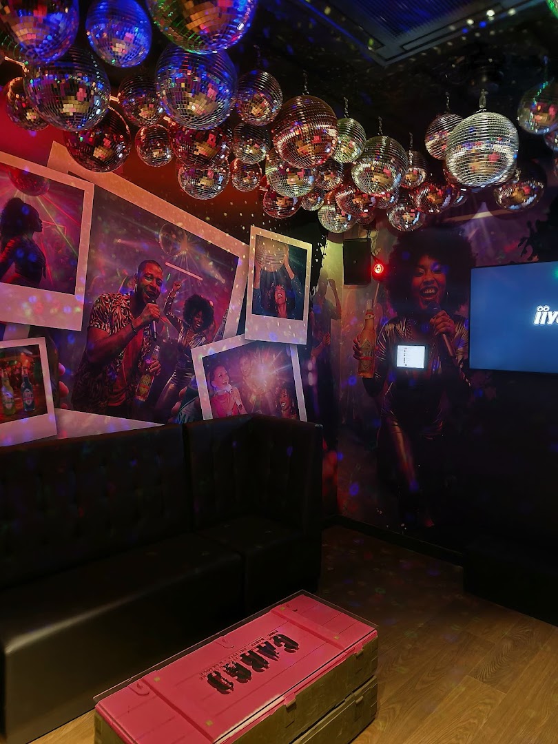 Cargo: vibrant venue interior atmosphere