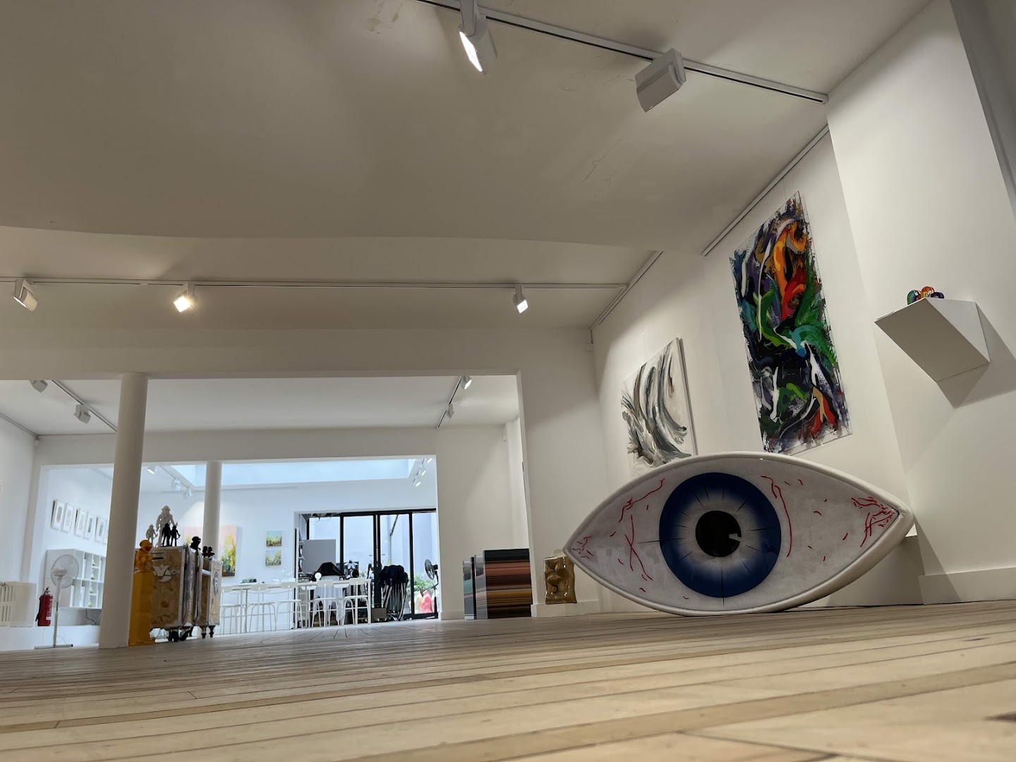 Cult-X House of Art: clear view of gallery interior