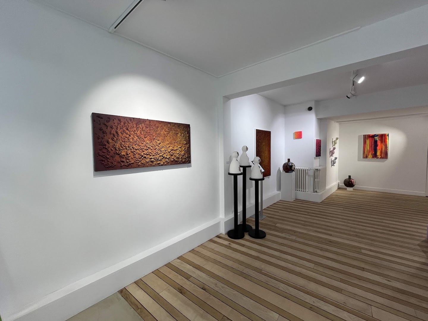 Cult-X House of Art: clear view of gallery exhibition