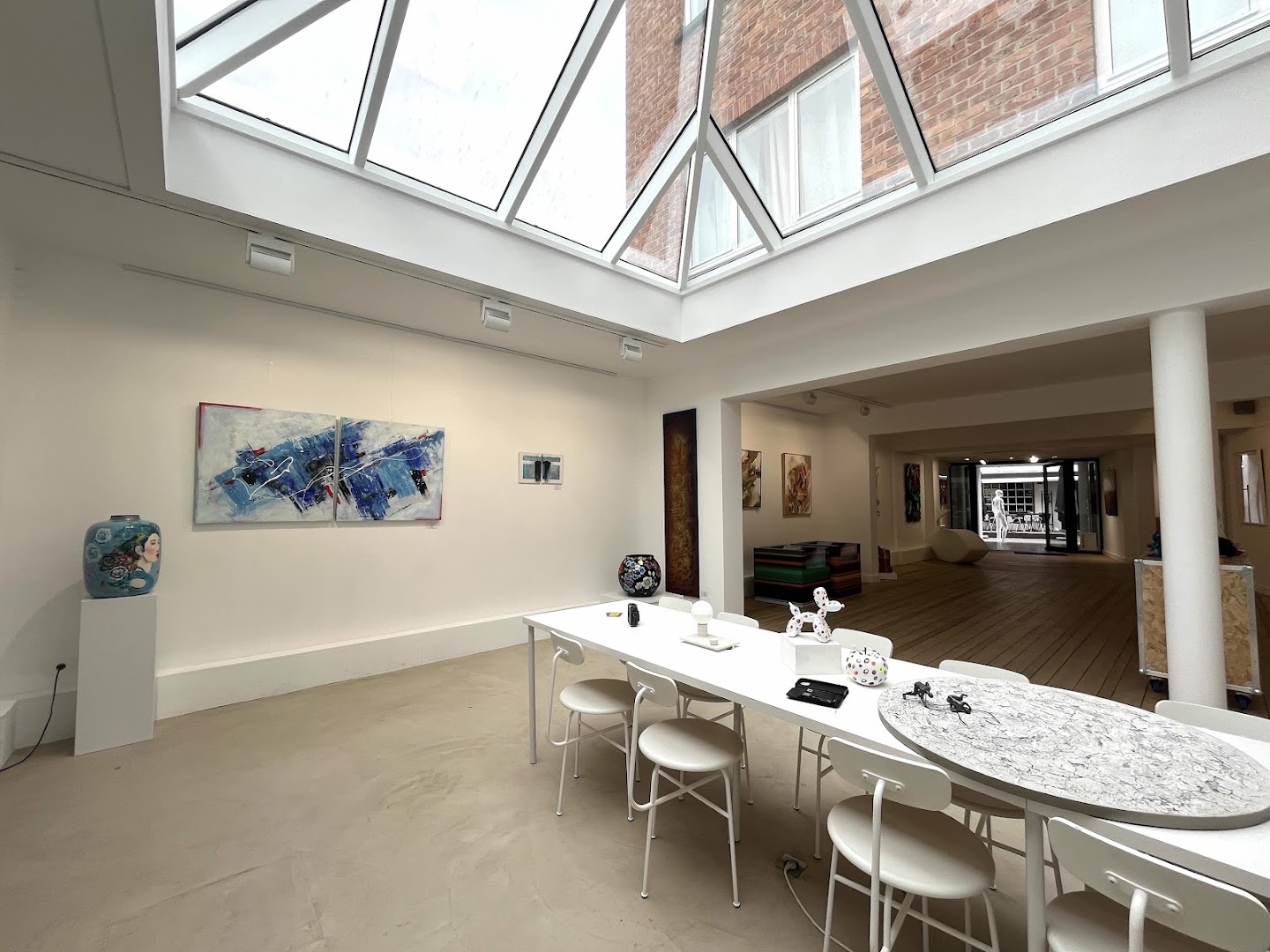 Cult-X House of Art: bright, professional gallery interior shot