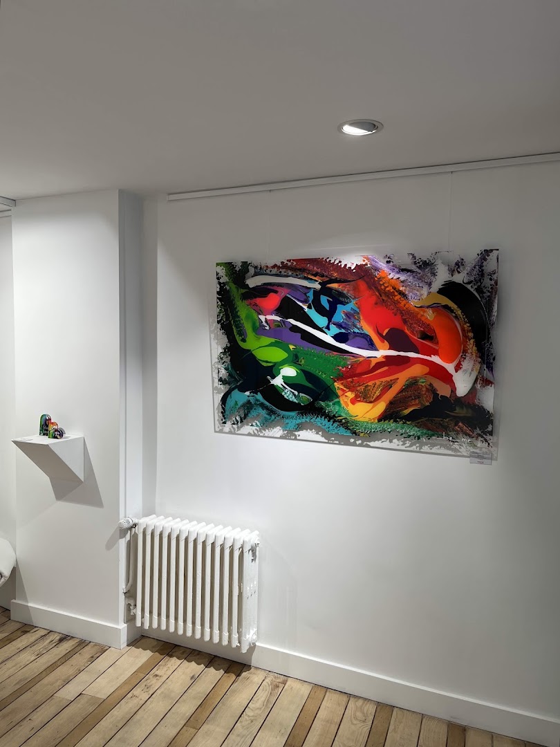 Cult-X House of Art: clear photo of gallery exhibition