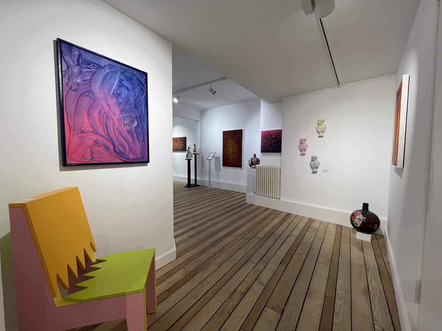 Cult-X House of Art: clear view of gallery interior