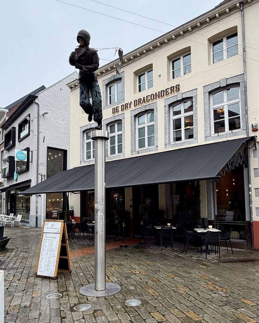 De Dry Dragonders: clear exterior shot of restaurant