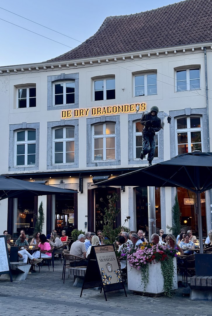 De Dry Dragonders: clear, inviting exterior restaurant shot