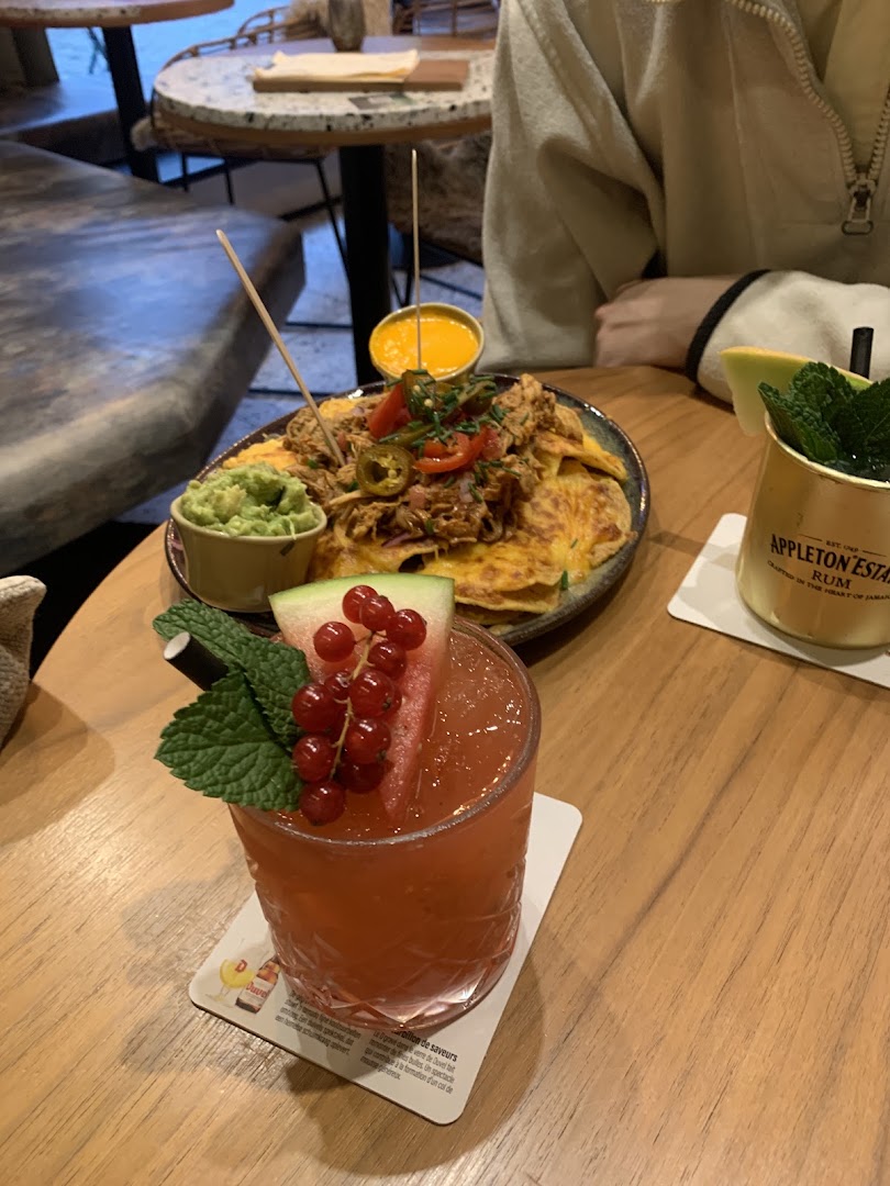 El Sueño: appetizing food and drink presentation
