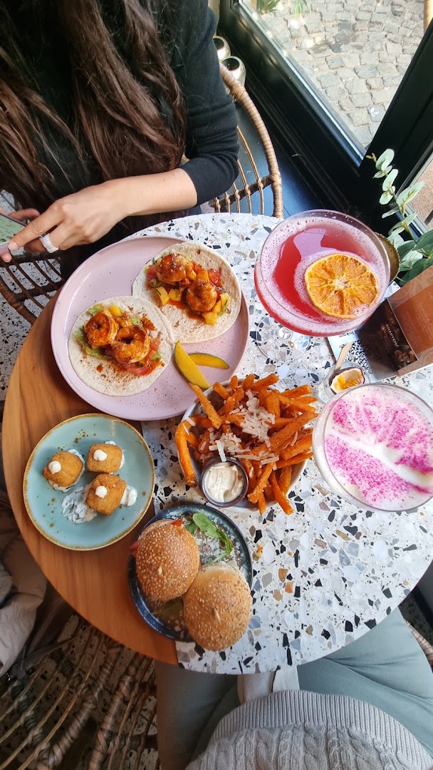 El Sueño: appetizing food and drink presentation