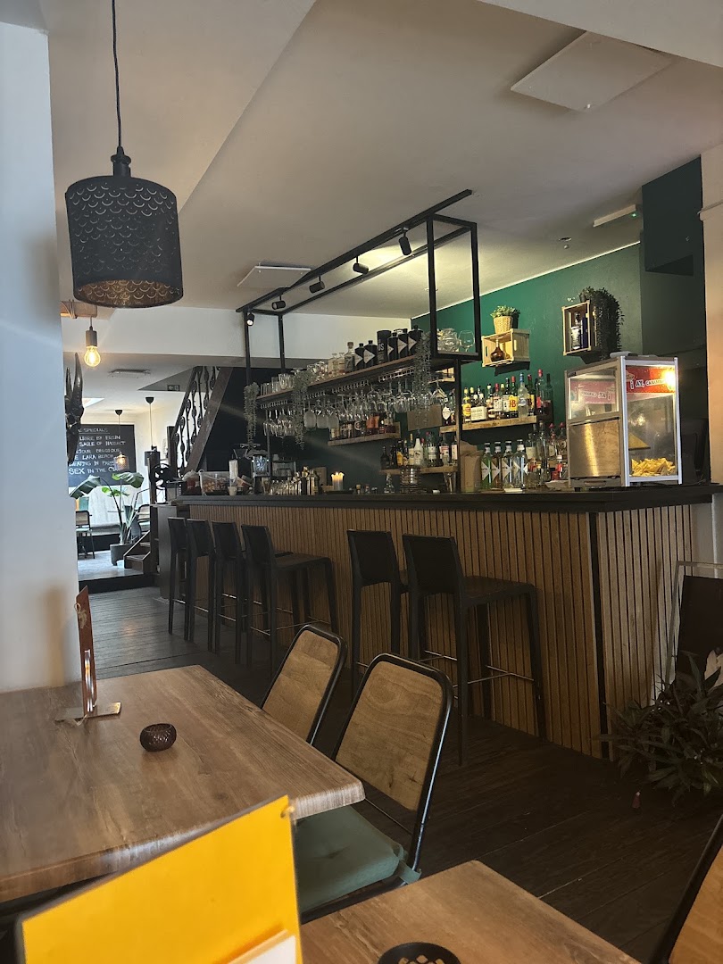 Libre 21: clear, inviting view of interior