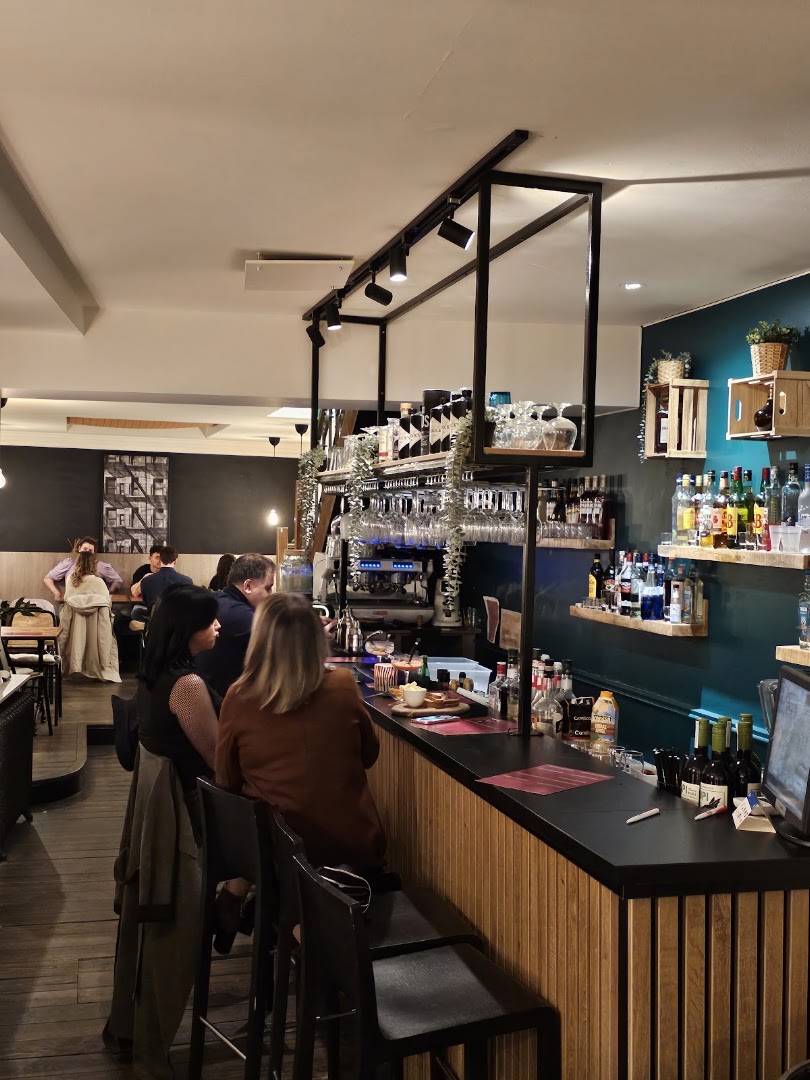 Libre 21: clear shot of bar atmosphere