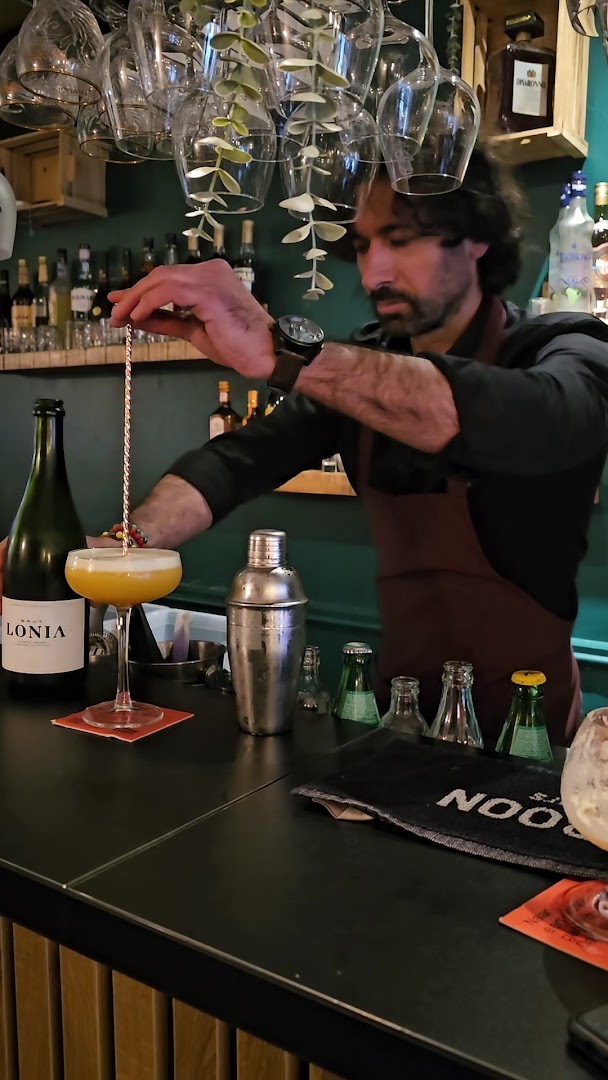 Libre 21: professional shot of bartender working