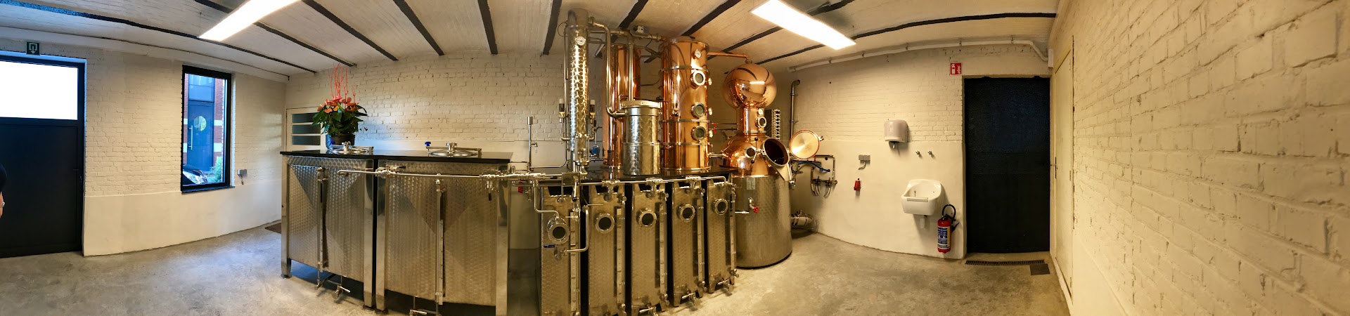 Stokerij Vanderlinden: clear view of distillery equipment