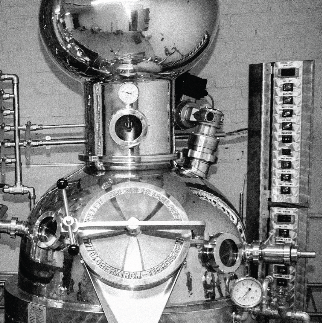 Stokerij Vanderlinden: clear photo of distillery equipment