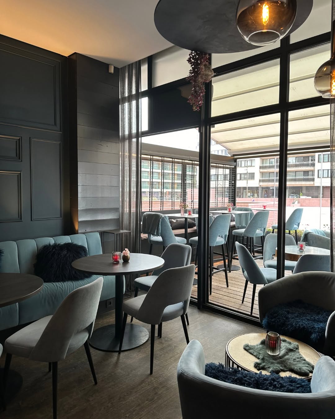 Café Happy: high quality interior atmosphere shot