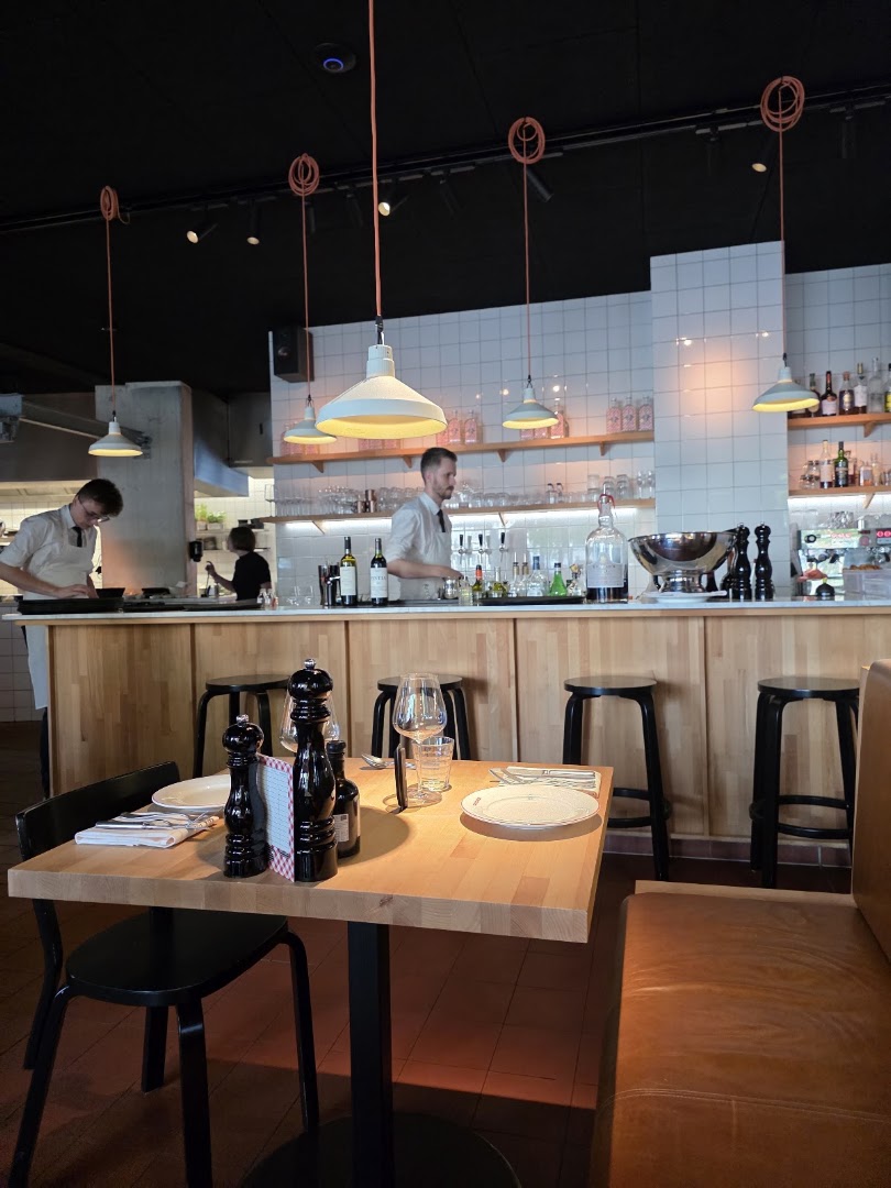 Carcasse: clear, professional interior restaurant shot
