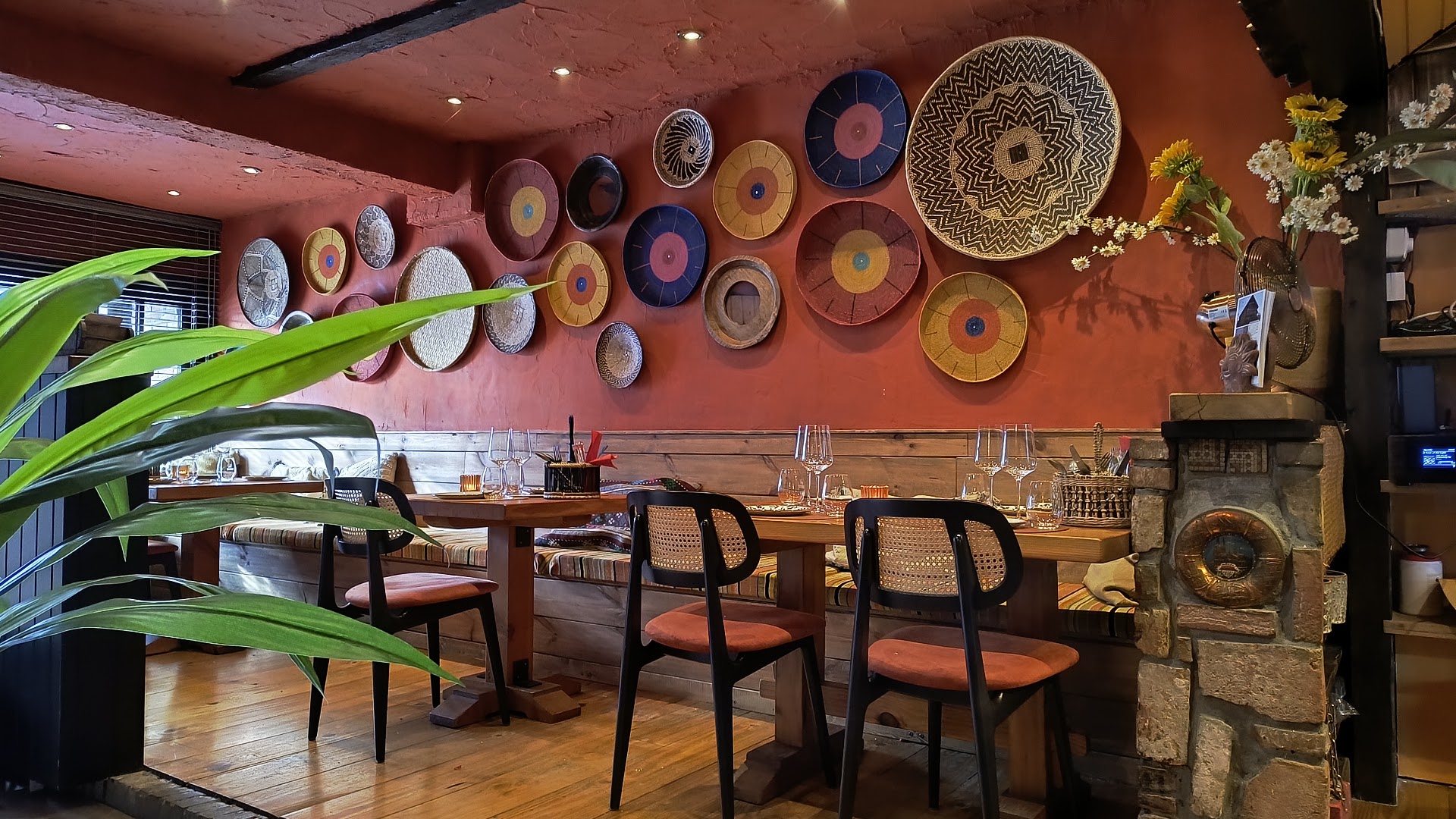 Cinco Hijas: inviting and professional interior shot