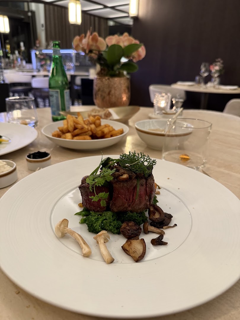 Constantin: appetizing food photography in restaurant setting