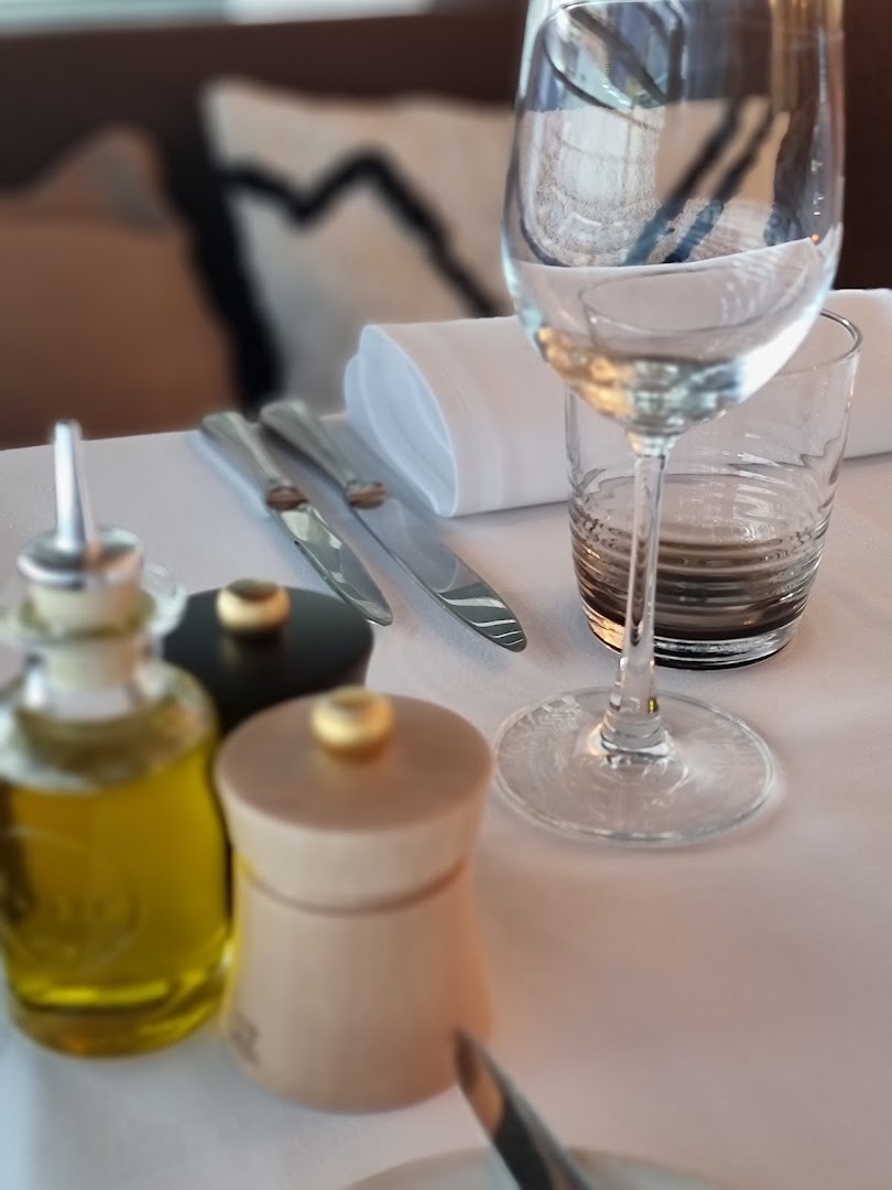 Le Chardonnay: professional and inviting table setting