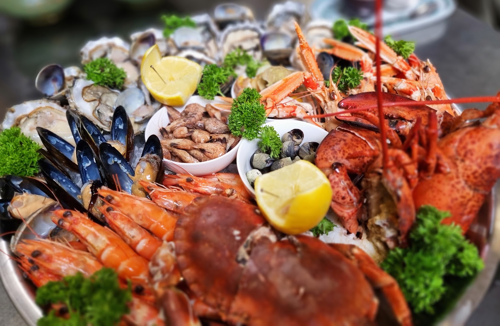 Le Chardonnay: appetizing high-quality seafood platter photo
