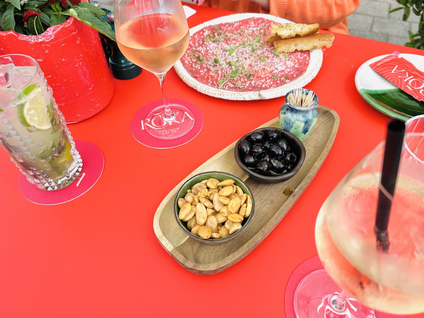 Rõka: appetizing food and drink presentation