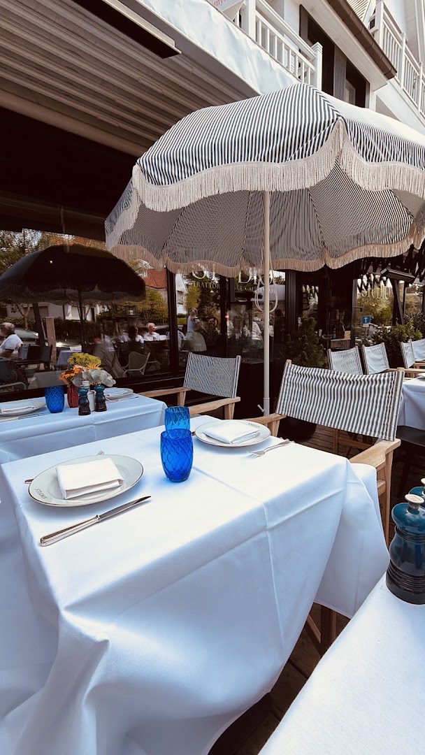 Studio MCCC: inviting and professional terrace shot