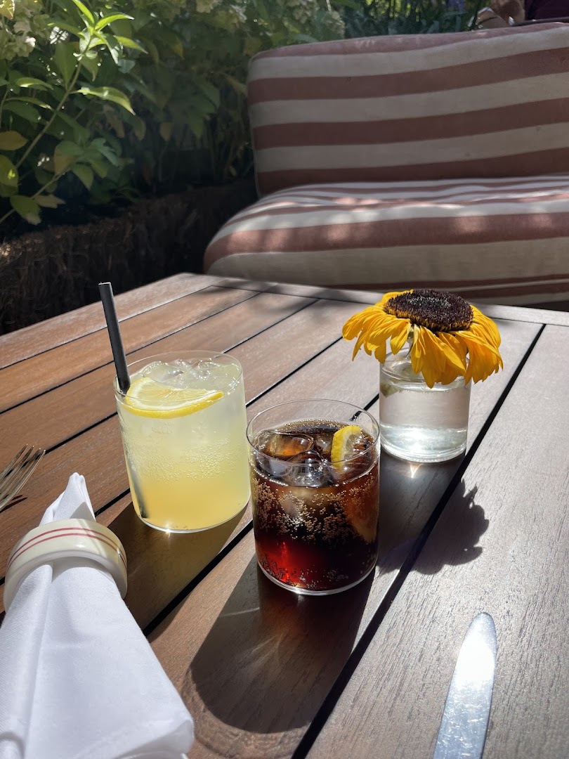 Studio MCCC: appealing photo of restaurant drinks